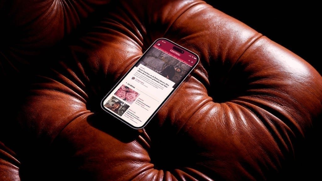 Revista Central mobile homepage on smartphone mockup.